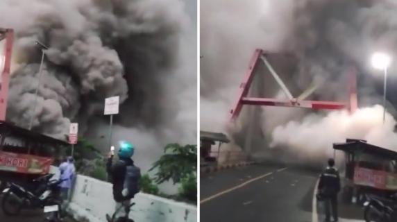 Indonesia, l'eruzione del vulcano Semeru investe un ponte, ma tutti continuano a riprendere con il cellulare