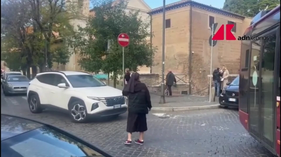 Al rone Celio la suora s'improvvisa vigile urbano e sbroglia l'ingorgo