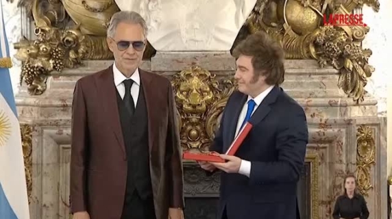 Andrea Bocelli riceve l'Ordine di Maggio da Milei. E poi canta 