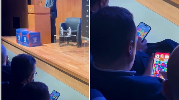 Il ministro Urso parla e i sindacalisti annoiati giocano sul cellulare