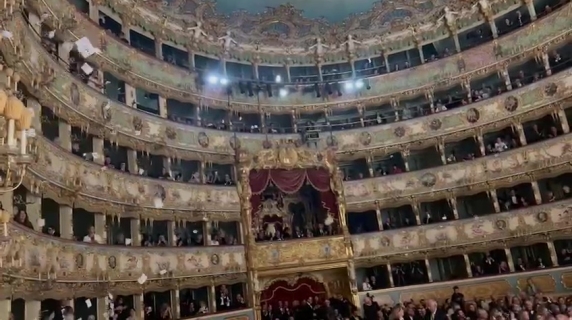 La Fenice, pioggia di volantini contro Beatrice Venezi alla prima della stagione lirica