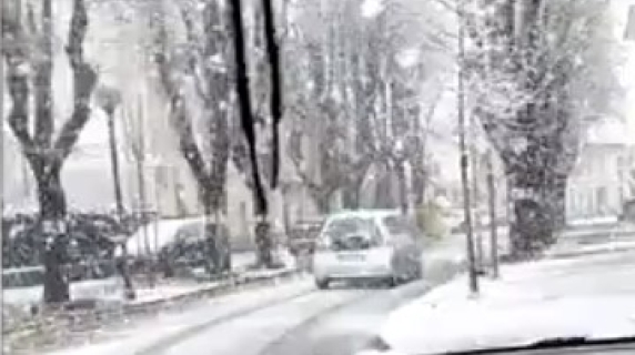Neve in pianura al Nord Italia, strade imbiancate in Brianza: il video