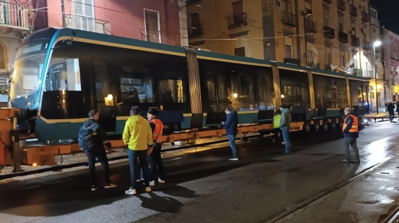 Tram del Mare, le immagini dell'arrivo del primo treno a Napoli