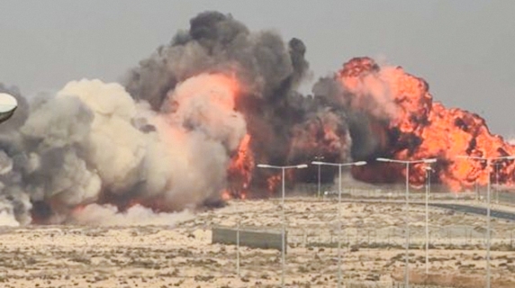 Incidente al Dubai Airshow: il momento in cui un caccia si schianta al suolo