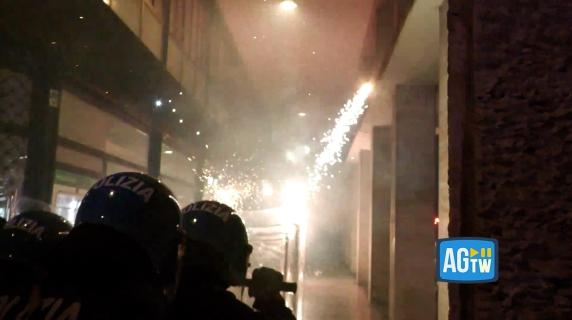 Guerriglia urbana a Bologna: barricate di cassonetti e raffica di fuochi d’artificio contro la polizia