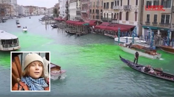 Le acque di Canal Grande a venezia tinte di verde dagli ecoattivisti: tra loro anche Greta Thunberg
