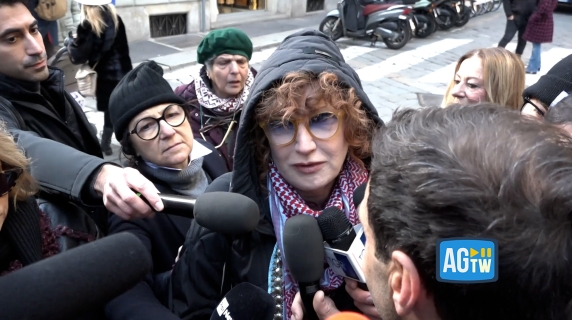 Fiorella Mannoia alla camera ardente per Ornella Vanoni: «Simbolo di libertà e irriverenza. Ricordo le tante telefonate»