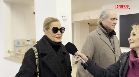 Simona Ventura alla camera ardente per Ornella Vanoni: «Era unica, mi mancherà»