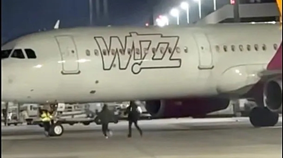 Colonia: passeggeri corrono sulla pista per raggiungere l’aereo