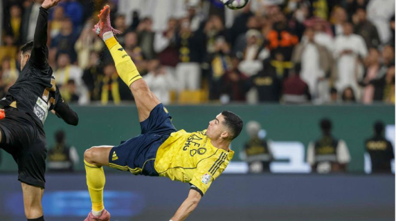 Ronaldo, spettacolare rovesciata a 40 anni: il video del gran gol del portoghese a tempo scaduto