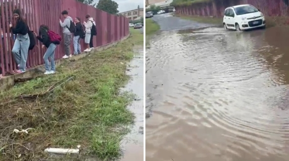 Tacito, la strada per entrare al liceo diventa un fiume: gli alunni si arrampicano in fila indiana sulla cancellata