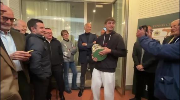 Cobolli a Roma, accoglienza da re al circolo Tennis Club Parioli: «Questo successo è anche il vostro»