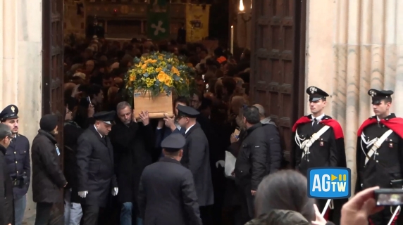 Ornella Vanoni, il lungo applauso all’uscita del feretro dalla Chiesa di San Marco
