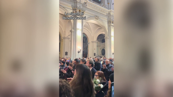 La nipote di Ornella Vanoni canta «Senza fine» ai funerali