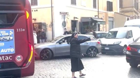 Roma: una suora prende il comando e libera il traffico paralizzato della capitale