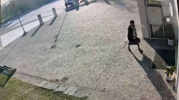 Mantova, si fingeva la madre morta per incassarne la pensione: il video
