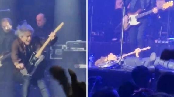 Ligabue cade sul palco durante il concerto a Modena