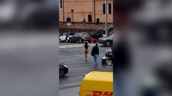 Viale XXI Aprile a Roma, una donna in slip e reggiseno blocca il traffico all'incrocio con via Nomentana