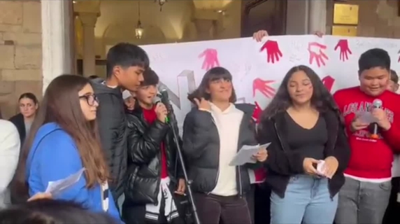 «Scusaci donna»: l'emozionante canzona scritta dagli studenti di una terza media di Roma contro la violenza