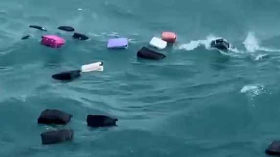 Thailandia: i turisti osservano impotenti i loro bagagli affondare in mare