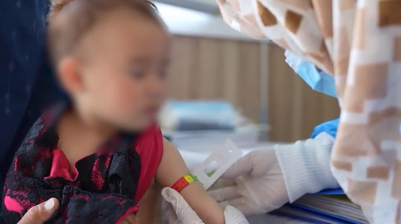 Afghanistan senza speranza (e ora anche senza cibo): un bambino su cinque soffre la fame a causa dei tagli degli aiuti umanitari - La videotestimonianza