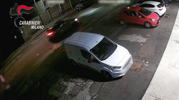 Sparatoria a Lainate, il momento in cui il 33enne cacciato dalla discoteca torna e spara sette colpi di pistola al buttafuori