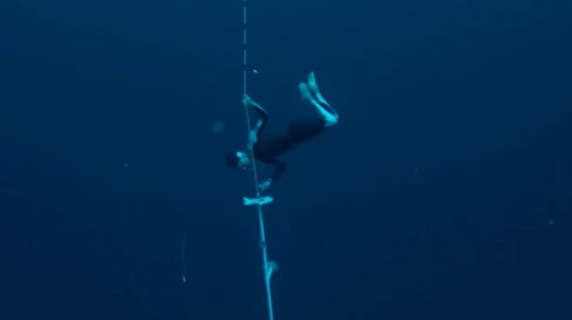Il video del record di Kateryna Sadurska: in apnea senza pinne fino a 86 metri di profondità