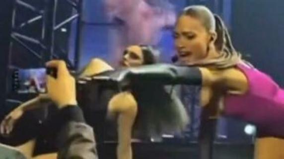 Elodie reagisce sul palco durante un concerto: «Te lo spacco quel cellulare!»