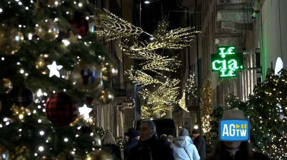 Milano, accese le luminarie natalizie in via della Spiga