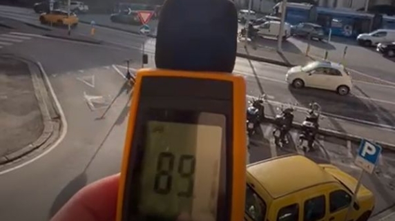 Il tram fa la curva e il rumore arriva anche fino a 92 decibel