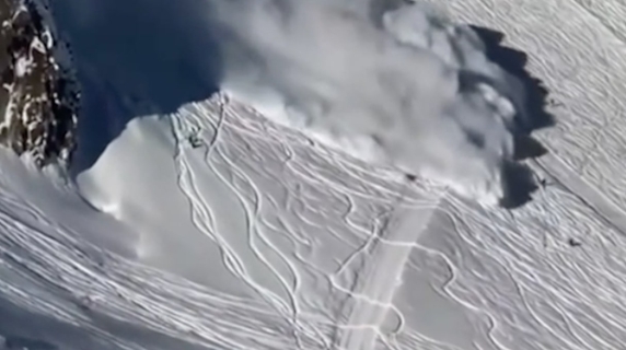 Valanga sul ghiacciaio dello Stubai, in Tirolo, proprio accanto allo skilift: diverse persone travolte