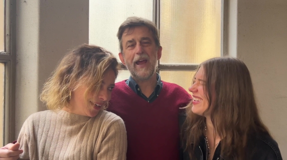 Moretti canta «Incoscienti giovani» con Trinca e il resto del cast di «Succederà questa notte»
