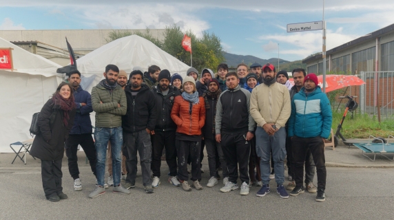 Greta Thunberg al presidio dei lavoratori de L’Alba intorno al fuoco: «Una battaglia per il sistema moda nel mondo»