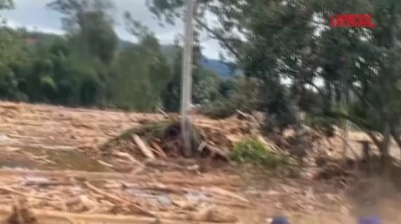 Inondazioni improvvise e frane sull'isola di Sumatra, oltre 250 morti: le immagini della devastazione