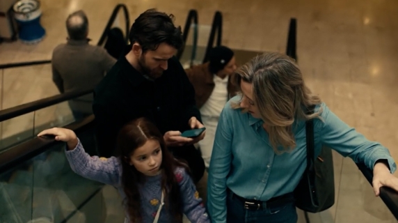 «Pausa prima di postare», la campagna contro la diffusione online di video e foto dei figli fa riflettere