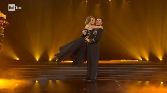 «Ballando», Barbara d'Urso conquista la standing ovation con il suo Paso Doble