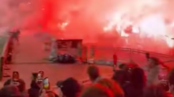 Partita dell’Ajax sospesa dopo il lancio di fuochi d’artificio in campo: il video dagli spalti