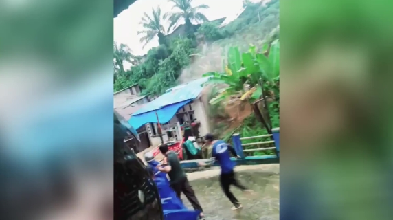 Valanga d'acqua travolge un intero villaggio a Sumatra, in Indonesia