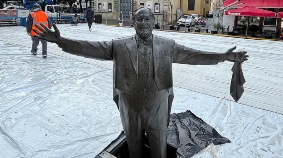 Pesaro: la pista di pattinaggio costruita attorno alla statua di Pavarotti scatena polemiche