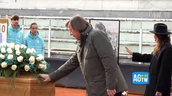 L'omaggio di Adriano Panatta alla camera ardente di Pietrangeli: la mano sulla bara, lo sguardo commosso