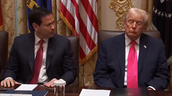 Trump con gli occhi chiusi durante una riunione, i dubbi della Rete: «Sta dormendo?»