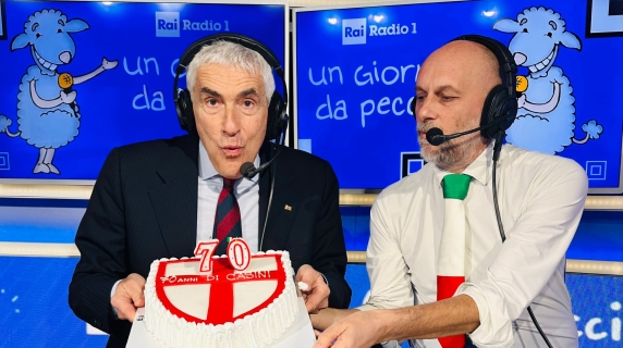 Casini festeggia i 70 anni a 'Radio1' con una torta a forma di scudo crociato: «La prima a farmi gli auguri? Elly Schlein»