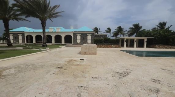 I video inediti della villa con piscina di Epstein: le camere da letto, la poltrona da dentista, le maschere sulle pareti