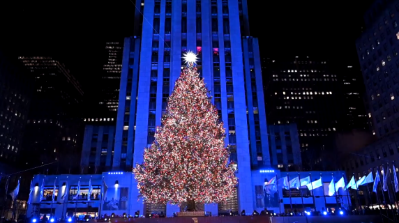 Acceso l'albero del Rockefeller Center a New York: è dedicato a un uomo che non c'è più