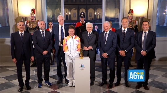 Milano-Cortina 2026, la fiamma olimpica consegnata a Mattarella al Quirinale