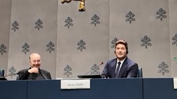 Michael Bublé improvvisa l'Ave Maria di Schubert: è la sua prim volta in Vaticano