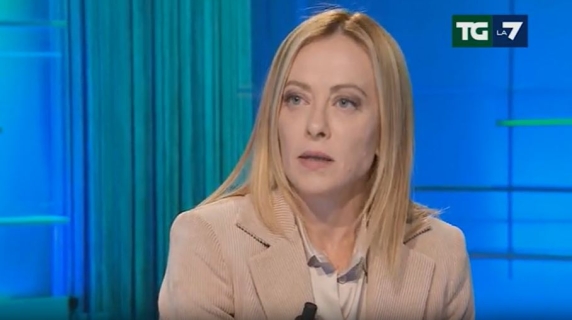 Meloni: «Non vedo incrinarsi i rapporti con gli Stati Uniti, ma l'Europa deve difendersi da sola»