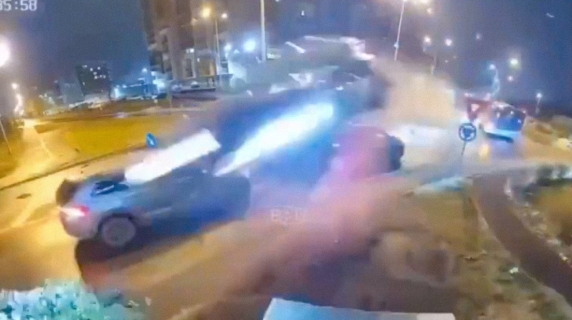 Auto decolla sulla rotatoria: il video dell’incredibile volo sopra il traffico