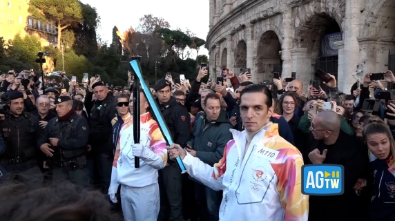 Fiamma olimpica, Achille Lauro tedoforo al Colosseo attorniato dai fan