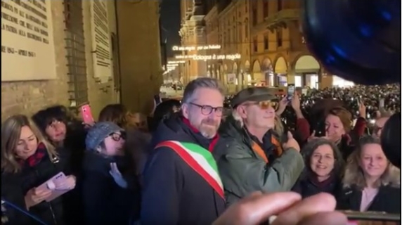 Bologna, il video dell'accensione delle luminarie di via Indipendenza con Luca Carboni e i versi di «Bologna è una regola»